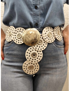 CINTURÓN TACHAS ANCHO BLANCO